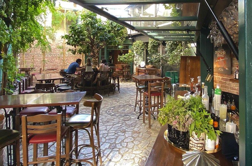 Sherlock's Home Bar: A garden for all seasons for food and drinks in the center of town!