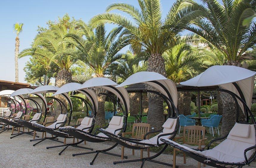 PHOTOS: An amazing pool with impressive new loungers to chill in Limassol!