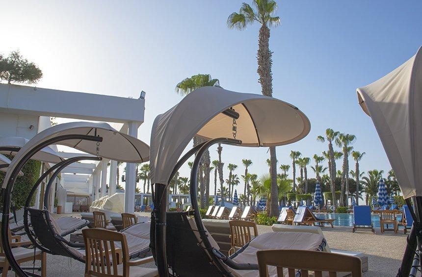 PHOTOS: An amazing pool with impressive new loungers to chill in Limassol!