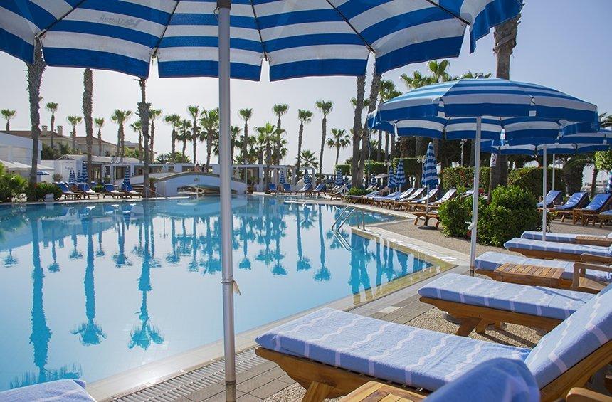 PHOTOS: An amazing pool with impressive new loungers to chill in Limassol!