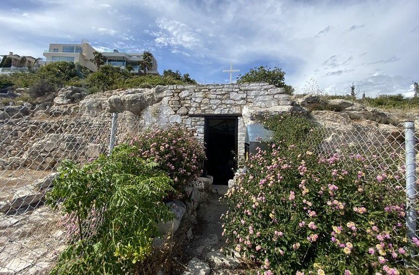 The cave of Santa Barbara.