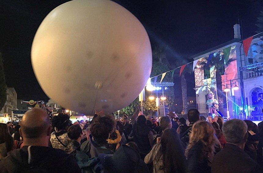 PHOTOS: Huge, white balls were the center of attention in this carnival!