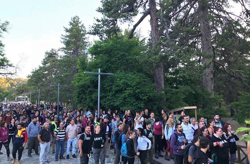 PHOTOS + VIDEO: A  ‘flaming river’ created by hundreds of people on the highest peak of Troodos!