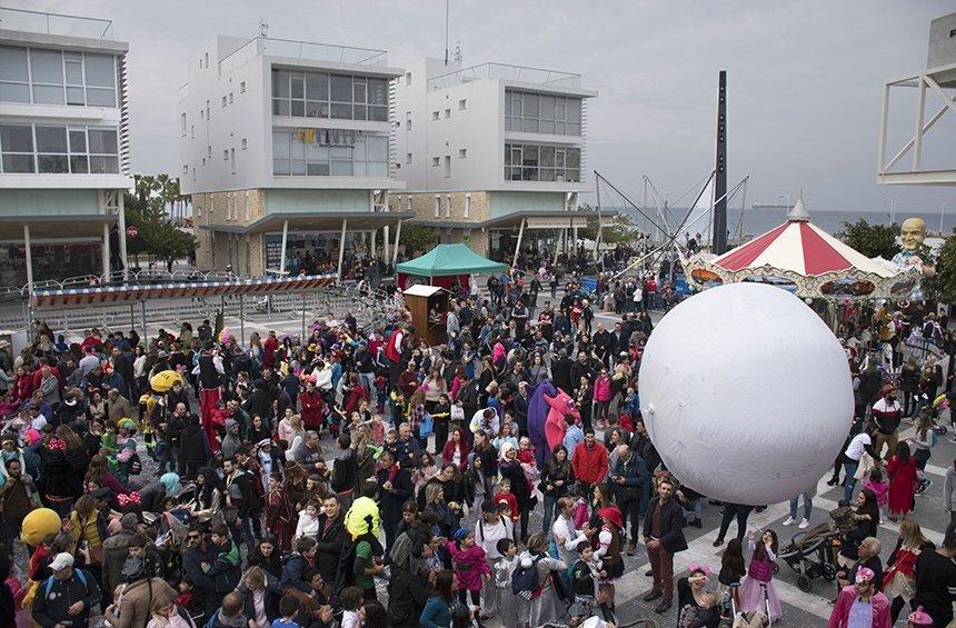 PHOTOS: Huge, white balls were the center of attention in this carnival!