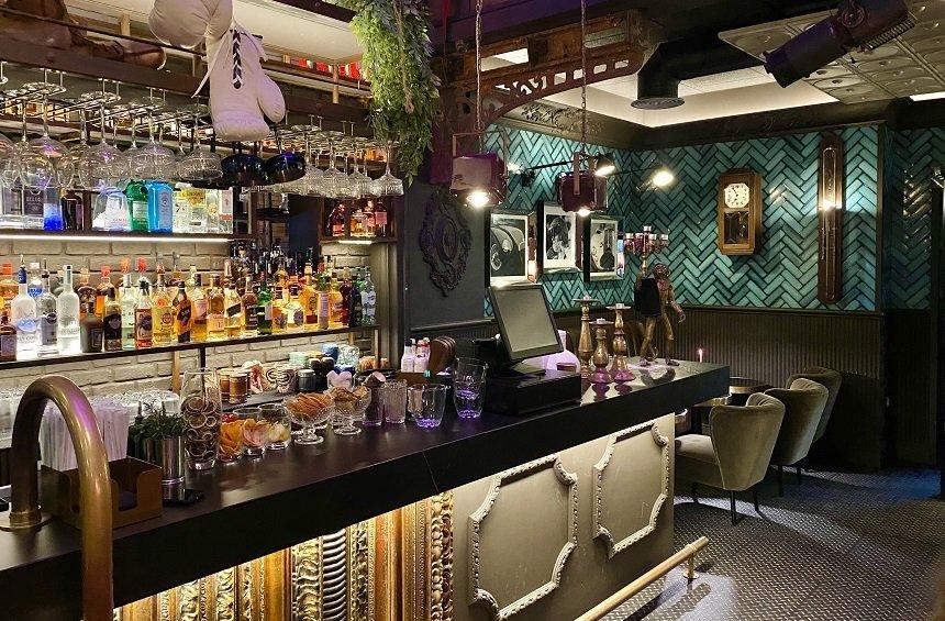 Bar Du Soleil: An all-day hangout for food and drinks in an impressive space!