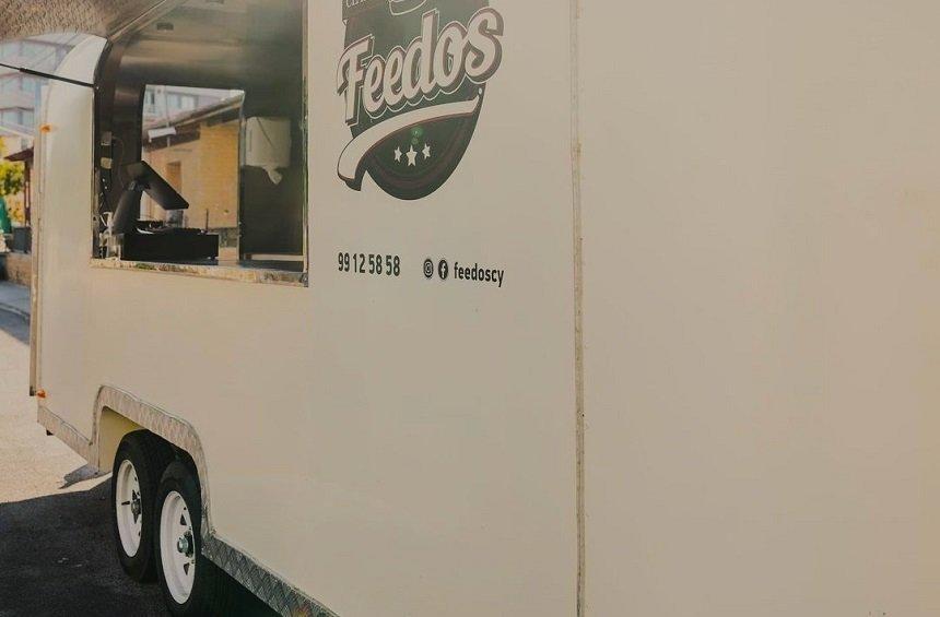 Feedos: The canteen in Limassol, exhilarating with its gigantic smashed burgers!
