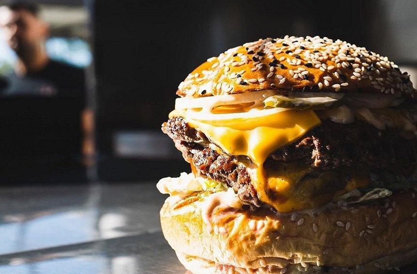 Feedos: The canteen in Limassol, exhilarating with its gigantic smashed burgers!