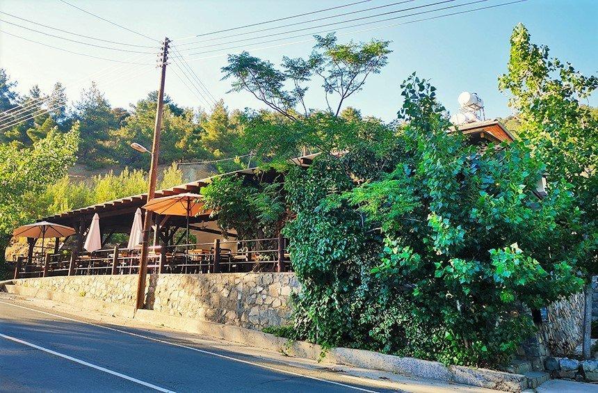 Makris Restaurant: A space that has evolved into a beloved countryside dining destination!