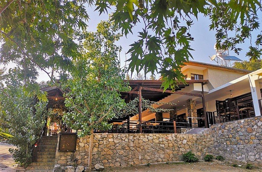 Makris Restaurant: A space that has evolved into a beloved countryside dining destination!