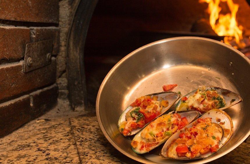 PHOTOS: A Limassol pizzeria offers a surprising new dish of mussels... styled as pizza!