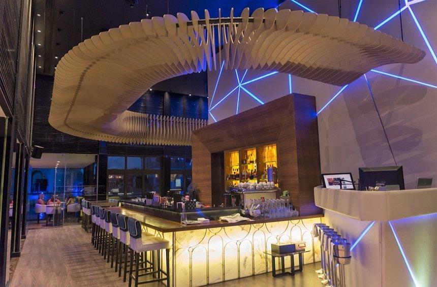 Marina Breeze: The lounge bar that feels like you're floating on a boat!