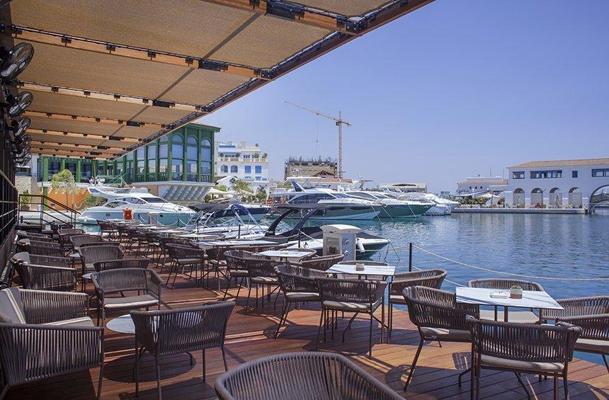 Marina Breeze: The lounge bar that feels like you're floating on a boat!