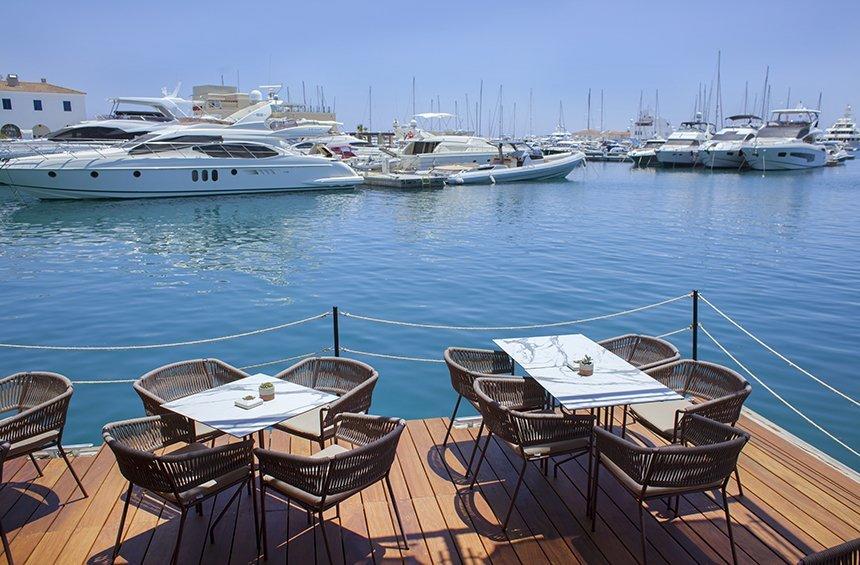 Marina Breeze: The lounge bar that feels like you're floating on a boat!