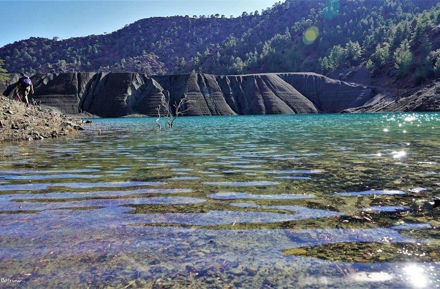 The 'secret' lake of Amiandos