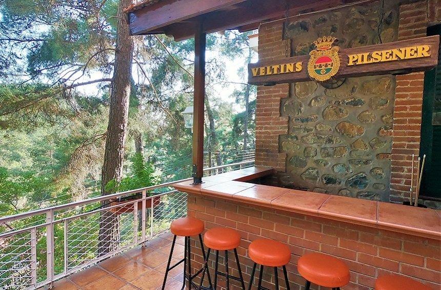 Veranda Restaurant: The restaurant with a unique view of the pine forest of Platres!