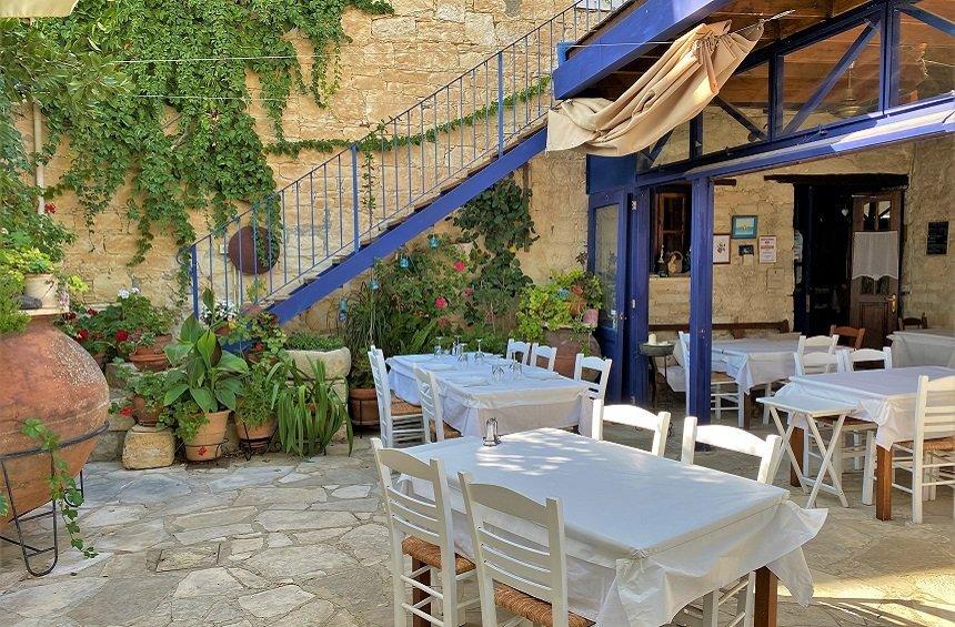 Oraia Ellas: A tavern with a dreamy courtyard and beloved flavors!