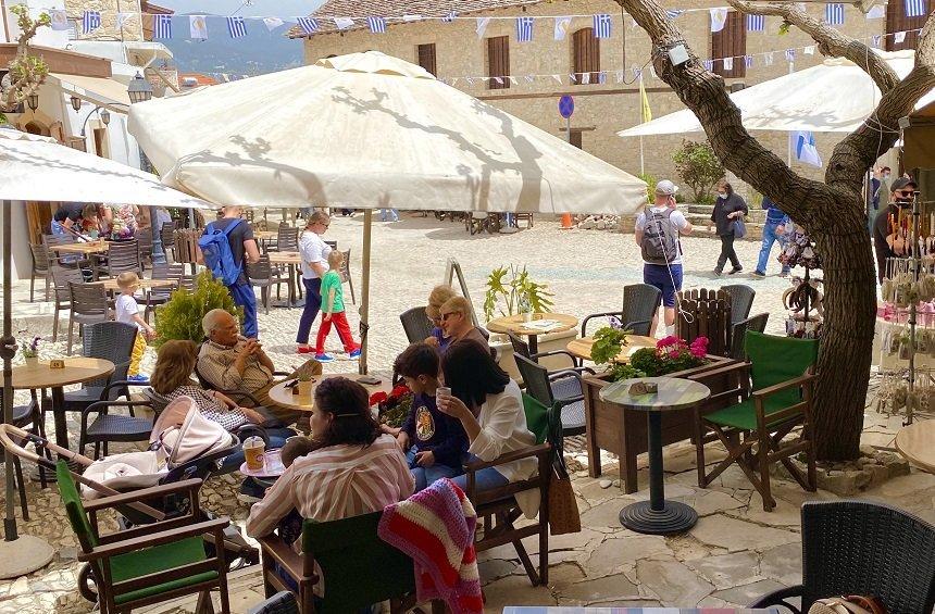 Paradosi Coffee Shop: A beautiful hangout, in the most distinctive paved square!