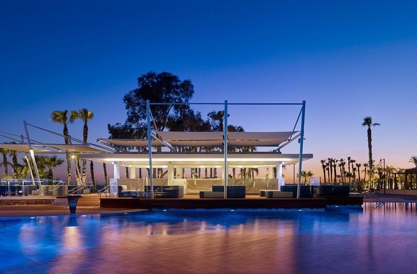 Vithos Pool Bar: An impressive pool bar in Limassol with a view of the sunset!