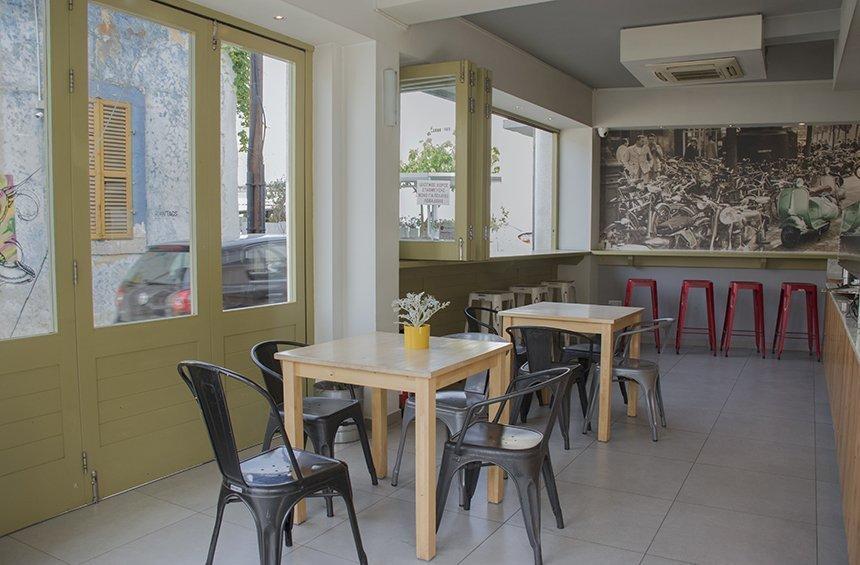 PHOTOS: This place in Limassol, makes and serves pizza per meter!