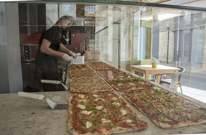 PHOTOS: This place in Limassol, makes and serves pizza per meter!