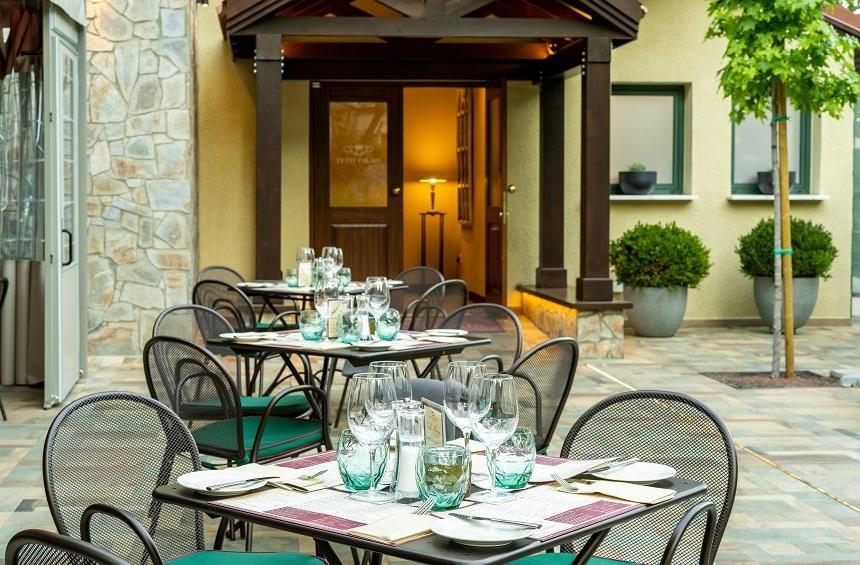 Rendezvous Restaurant: A beautiful balcony to enjoy fine cuisine on the mountain!