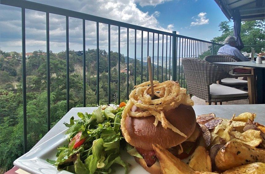 Rendezvous Restaurant: A beautiful balcony to enjoy fine cuisine on the mountain!