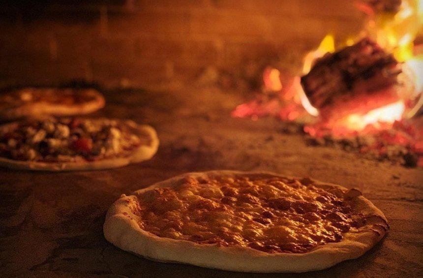 OPENING: A new hangout in  the square, for delicious pizza cooked in a wood-burning oven!