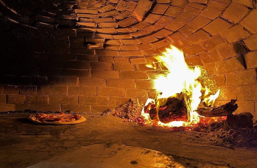 OPENING: A new hangout in  the square, for delicious pizza cooked in a wood-burning oven!