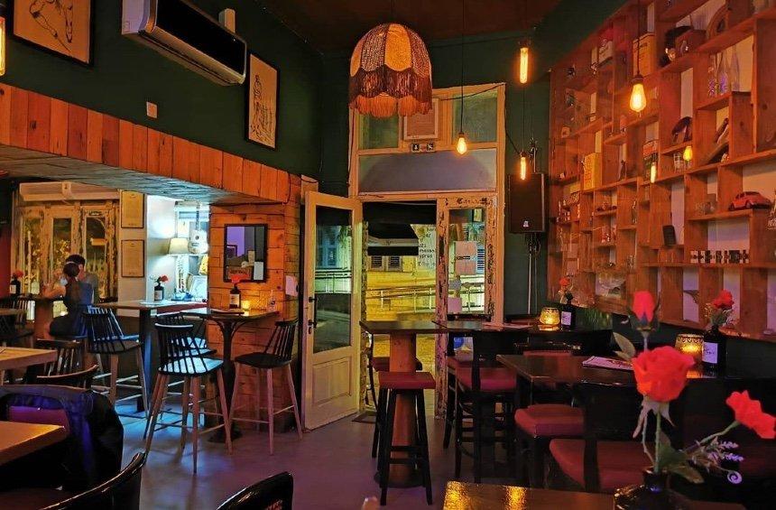 Poe Bar: An atmospheric bar, that became a modern landmark in the city!