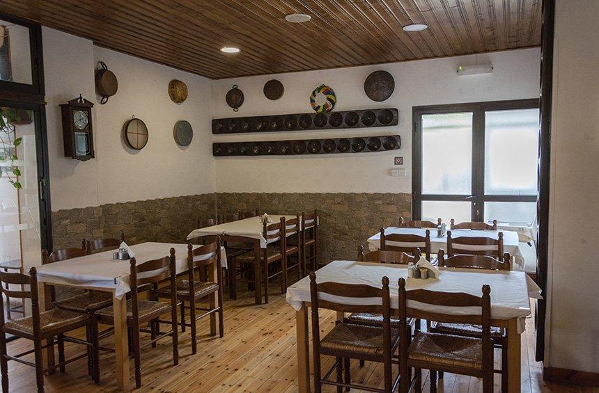 Polydentri Tavern: A traditional tavern that prepares meze with local flavours!