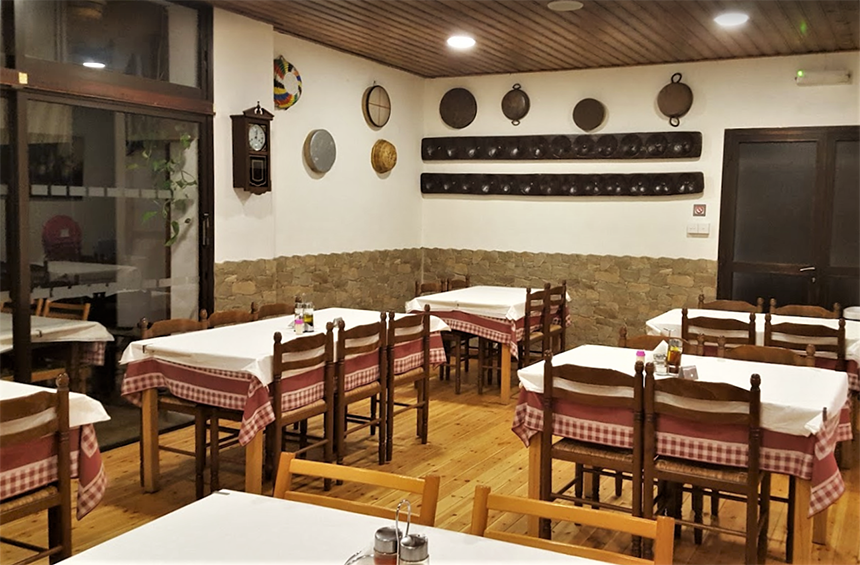 Polydentri Tavern: A traditional tavern that prepares meze with local flavours!