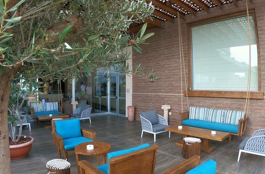 Trident Pool Bar: A cool retreat in Limassol for relaxing by the pool!