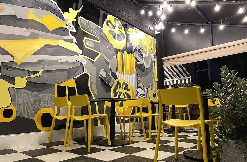 The Smuggers: A burger shop with an irresistible menu and an impressive image in Limassol!