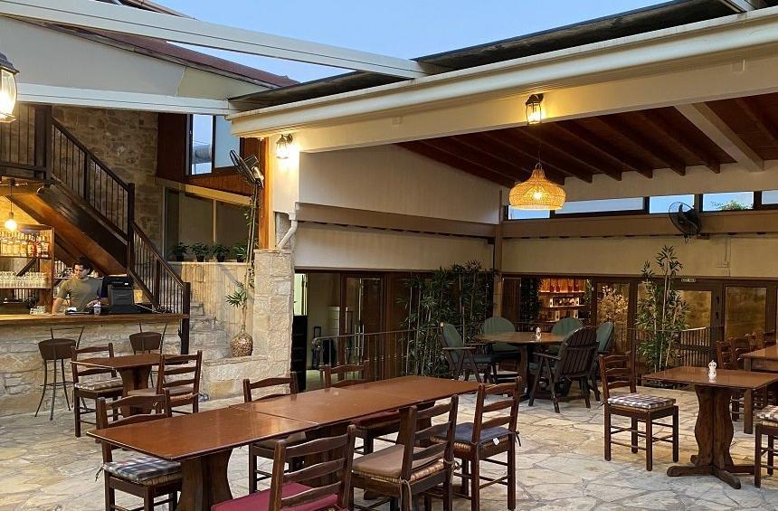 Symposio: A tavern that stood out in mountainous Limassol, has also moved to the coast!