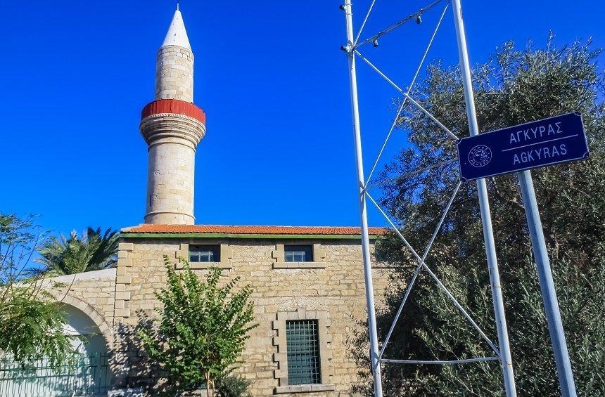 Jedit Mosque: The mosque opposite the church of Agios Antonios