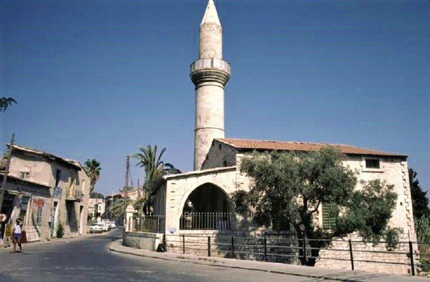 Jedit Mosque: The mosque opposite the church of Agios Antonios