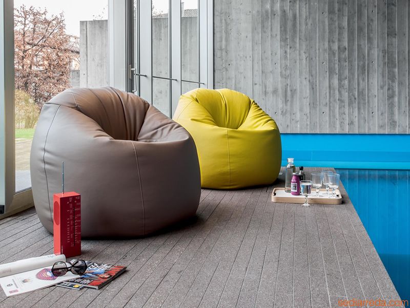 Eco-leather covered pouf / armchair, stuffed with a mix of polystyrene beads. Dynamic and easy to fit into any domestic ambient, it’s a true Tonin Casa “must”