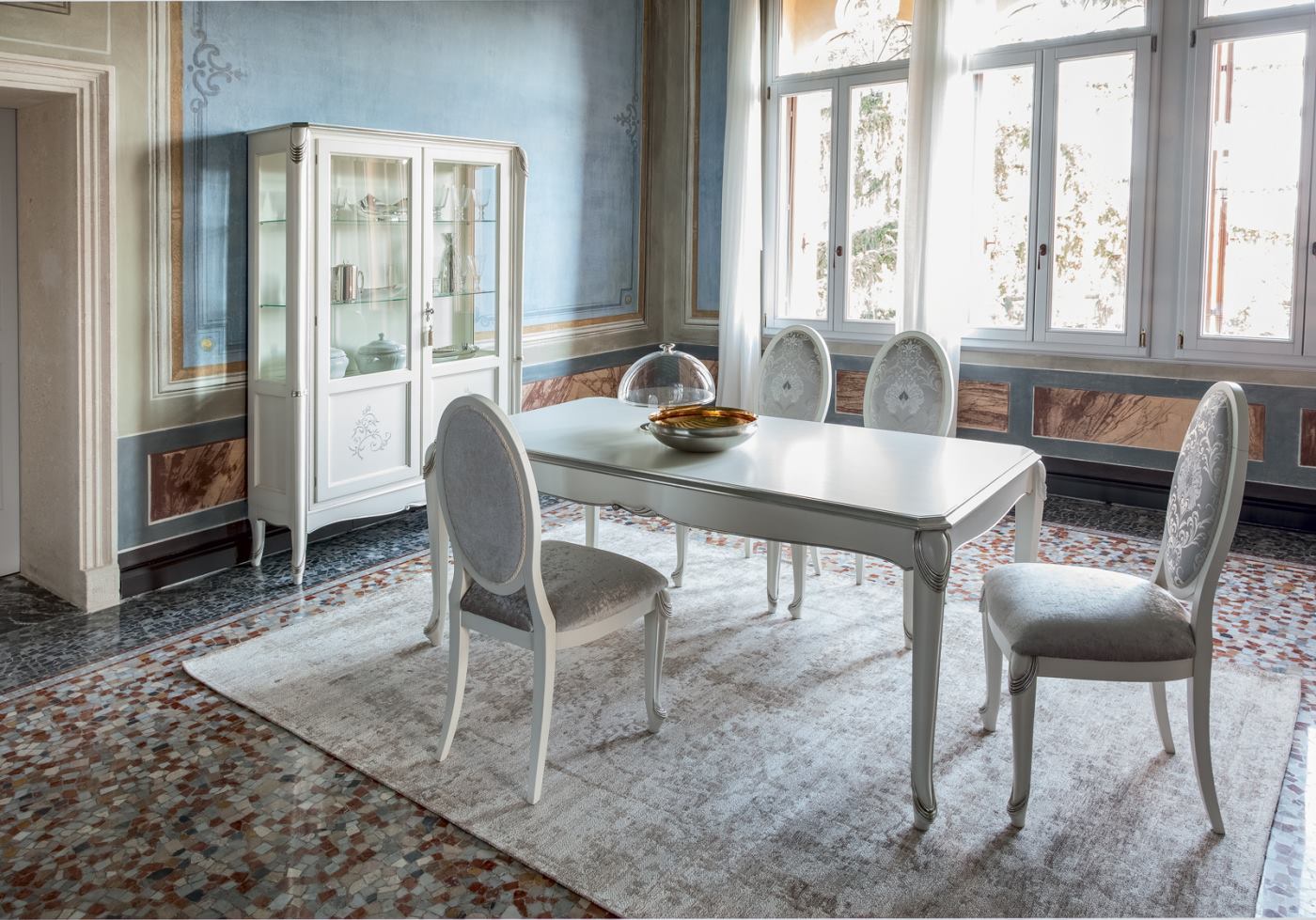 An elegant and refined table by Tonin Casa!